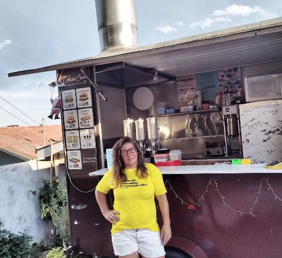 Mari Vicenzi em frente ao seu food truck