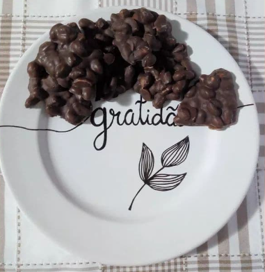 pé de moleque de chocolare