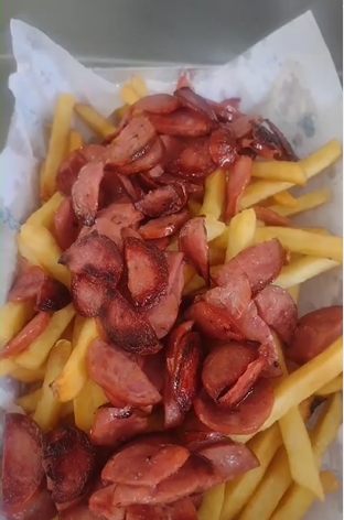 porção de batata com bacon